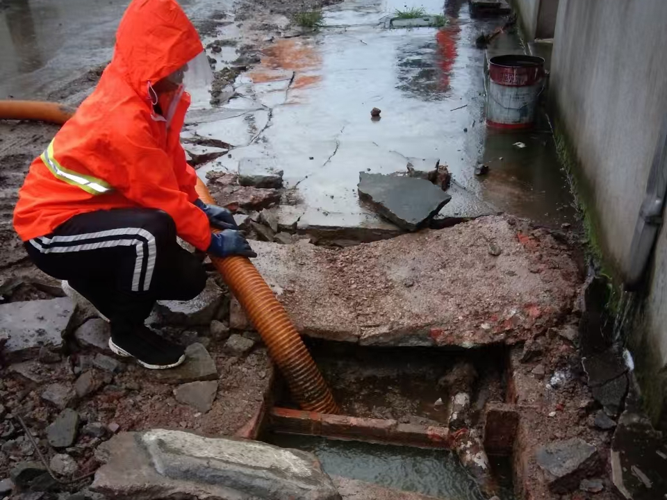 石碣专业清理污水池 炜誉市政以规范流程守护城市 “肠道”