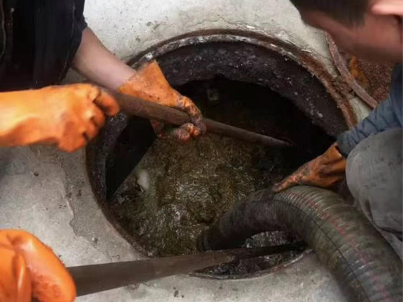 石碣清理化粪池时如何避免沼气的危害？